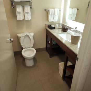 Quality Inn Chipley I-10 At Exit 120 - 1990 is call their bathroom back , old out dated bathroom - Hotels Near Me - Chipley, Florida