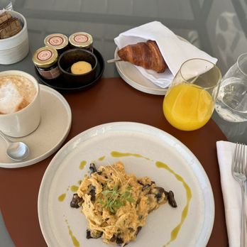 BAHR - Scrambled eggs with mushrooms & coriander €14,50 - Restaurants Near Me - Lisbon, 11 BAHR - Scrambled eggs with mushrooms & coriander €14,50 - Restaurants Near Me - Lisbon, 11