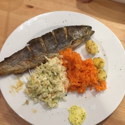 Fish Me Przemysław Matysik - Pstrąg plus sałatki z bufetu plus smoothies