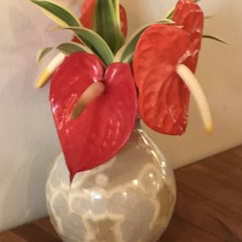 Kilauea Lodge - Table centerpiece - Hotels Near Me - Volcano, Hawaii Kilauea Lodge - Table centerpiece - Hotels Near Me - Volcano, Hawaii