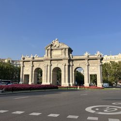 Puerta de Alcalá - In the middle of the roundabout