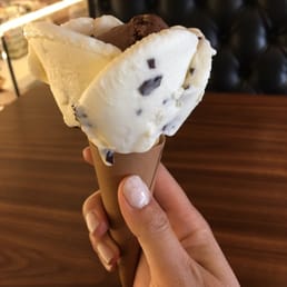 Chocolate in the middle with stracciatella petals Chocolate in the middle with stracciatella petals