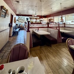 Visalia Waffles - Very clean dining area.
