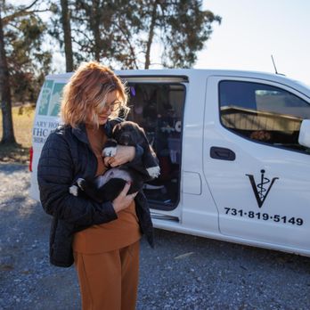 Veterinary Home Healthcare - Dr. Reynolds at a house call. - Veterinarians Near Me - Martin, Tennessee Veterinary Home Healthcare - Dr. Reynolds at a house call. - Veterinarians Near Me - Martin, Tennessee