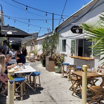 Blueys Kitchen - Alley - Cafes Near Me - Santa Monica, California