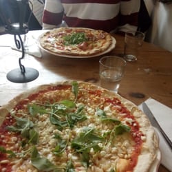 Södergårdens Cafe & Chokladhus - Testade båda fårost/pinjenötter/honung och parmaskinja/mozzerella pizza! Mums!