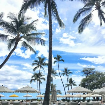 Halekulani Hotel - Courtyard view - Hotels Near Me - Honolulu, Hawaii