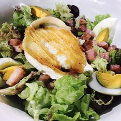 Ensalada tibia ( salad with goat cheese and vinegarette dressing)