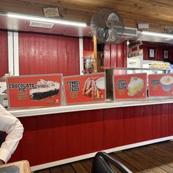 Andy's Hawg Wild Bar-B-Que - Decor