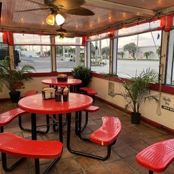 Dixie Pig Bar-B-Q - Outdoor seating