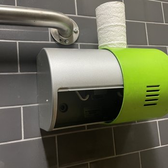 Corner 17 - No toilet paper in holder - Chinese Near Me - Saint Louis, Missouri
