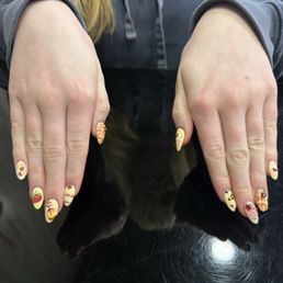 Ivy did these nails!! She is so kind and sweet!! I really recommend her to anyone and everyone