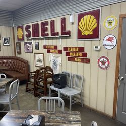 Mt Pleasant Burgers & Fries - Decor inside