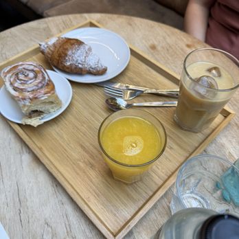 Baluard - Cinnamon roll, white chocolate croissant, fresh squeezed orange juice, iced latte - Bakeries Near Me - Barcelona, B