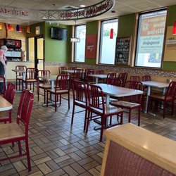 Popeyes Louisiana Kitchen - Clean & spacious dining area.