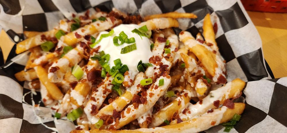 Mak's Pub & Grill Image