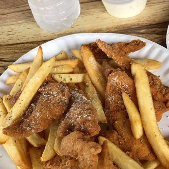 Aldo's Pizzarama - Why they give me these baby chicken fingers - Pizza Near Me - Philadelphia, Pennsylvania