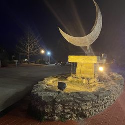 Eureka Springs Ghost Tours - Fountain in front of Crescent hotel