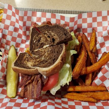 Maxwell Station Restaurant - Delicious bacon, lettuce, and tomato sandwich - New American Near Me - Olcott, New York