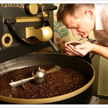 Kaffeefachwerk - Der Röstmeister bei seiner Arbeit. - Cafes Near Me - Berlin, BE