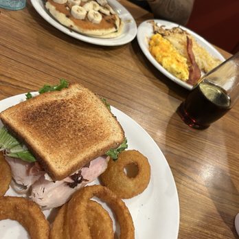 Denny's - American Near Me - Peculiar, Missouri