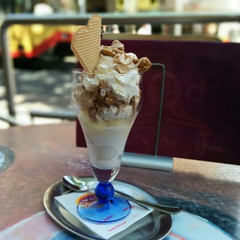 Cafe Pierod - Sieht gut aus, schmeckt aber eher mittelmäßig: Der Walnussbecher. - Cafes Near Me - Karlsruhe, BW
