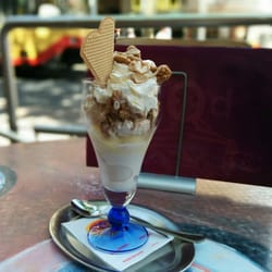 Cafe Pierod - Sieht gut aus, schmeckt aber eher mittelmäßig: Der Walnussbecher.