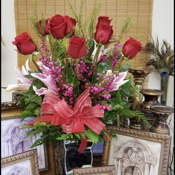 Santa Clara Woodward's Flowers - 12 red roses and stargazer lilies - Florists Near Me Santa Clara Woodward's Flowers - 12 red roses and stargazer lilies - Florists Near Me
