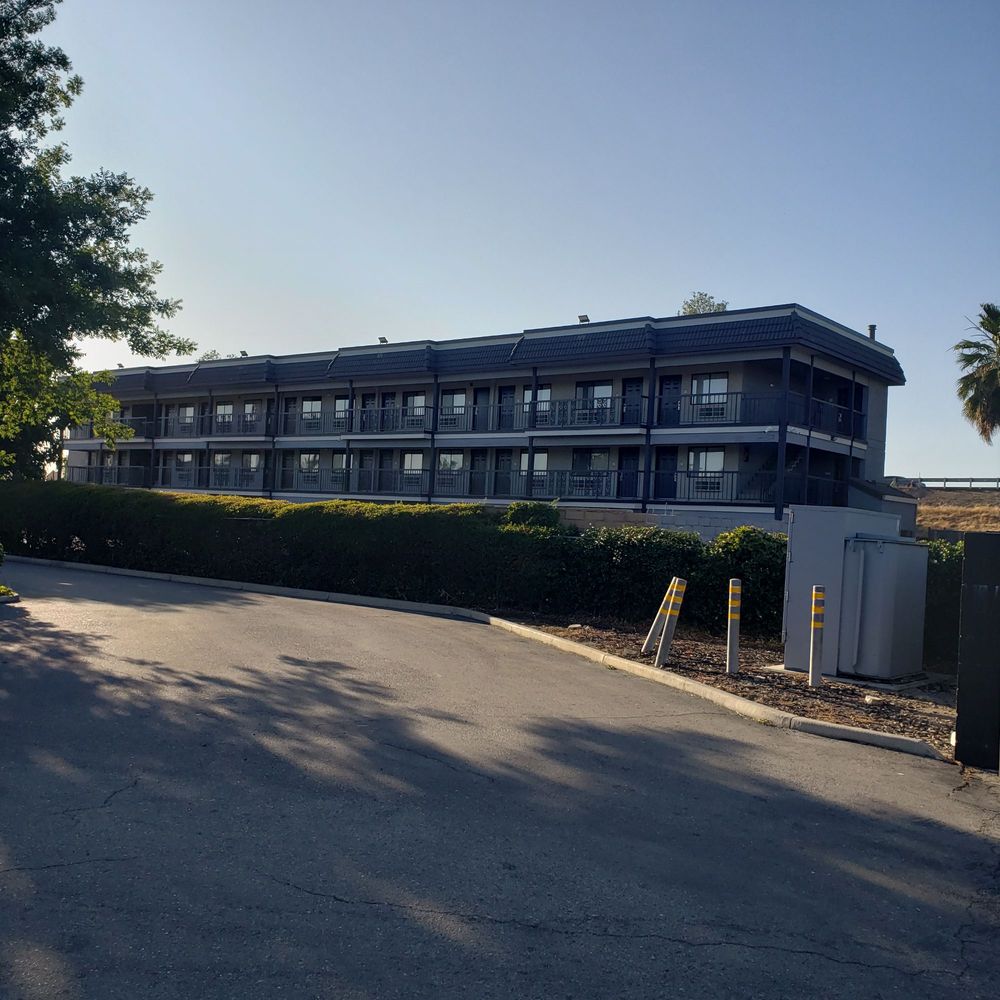 Econo Lodge - "Motel" rooms building. - Hotels Near Me - Tracy, California