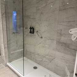 Drury Court Hotel - Large shower in double room