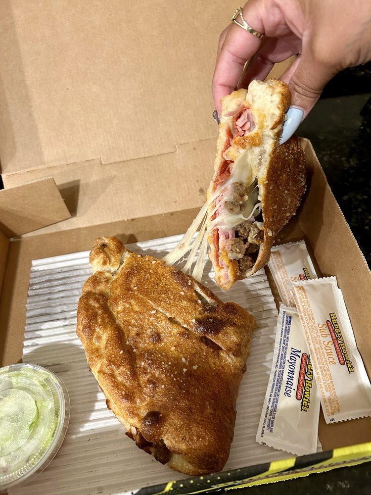 Hungry Howie's Pizza & Subs Logo