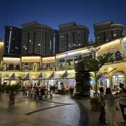 The Venice Grand Canal Mall - Picture of the plaza in the evening