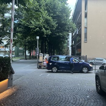 Hotel Windsor - Entrance to the hotel (the van is ours) parking in the garage would be straight and down a ramp - Hotels Near Me - Merano, BZ