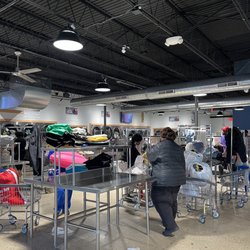 Capitol Quick Wash Laundromat - Folding section
