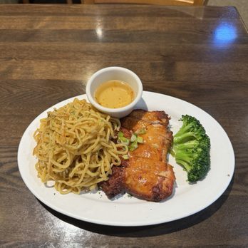 Irving Perilla - Five Spices Chicken Garlic Noodle - Vietnamese Near Me - San Francisco, California Irving Perilla - Five Spices Chicken Garlic Noodle - Vietnamese Near Me - San Francisco, California