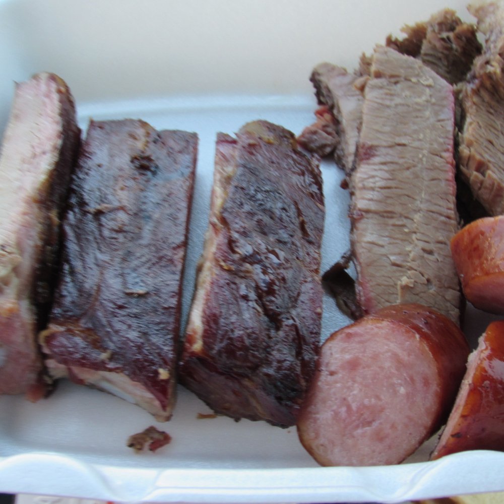 Bob's Bar-B-Que - Dry brisket, dry ribs, plain commercial sausage. - Barbeque Near Me - Henderson, Texas