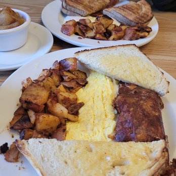 The Lighthouse Restaurant - a plate of breakfast food - Breakfast & Brunch Near Me - Johnston, Rhode Island