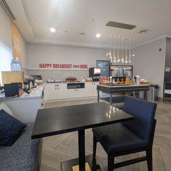Hampton Inn by Hilton Napanee - Breakfast nook - Hotels Near Me - Napanee, Ontario
