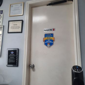 Noah Auto Care - Employee entrance - Car Inspectors Near Me - Houston, Texas