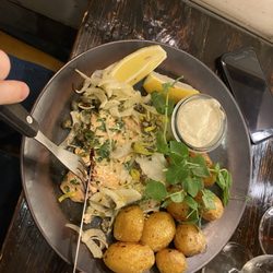 Café Marina - Gebackener Lachs mit Salzkartoffeln, gebackenen Fenchel und selbst gemachter Remoulade.