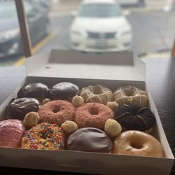 Glaze'n Daze Donuts - Dozen donuts