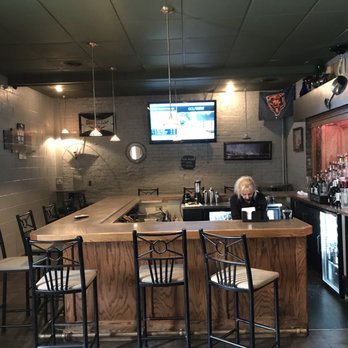 McVey's Restaurant & Bar - bar area - American Near Me - Lowell, Indiana