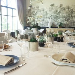 La Vieille Auberge - Un ensemble sobre et harmonieux dressé sur chaque large table rassurante de fraîcheur.
