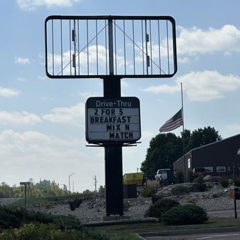 Hardee's - Almost drove by the place. I don't know how long the sign has been busted, but is representative of what you will see inside. - Fast Food Near Me - Windom, Minnesota Hardee's - Almost drove by the place. I don't know how long the sign has been busted, but is representative of what you will see inside. - Fast Food Near Me - Windom, Minnesota