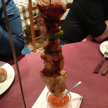 Restaurante Dalma - Brocheta de solomillo (coged de referencia el brazo del fondo) - Mediterranean Near Me - Manises, V
