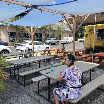 Happy Belly - The seating - Food Trucks Near Me - Kihei, Hawaii