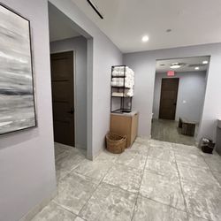 Mokara Spa - Locker room with towel rack