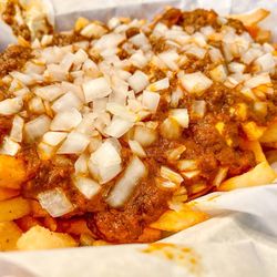 Willie's Burgers - Chili cheese fries with added onions