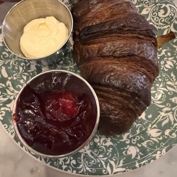 Café Fig - Burnt croissant - Cafes Near Me - Los Angeles, California