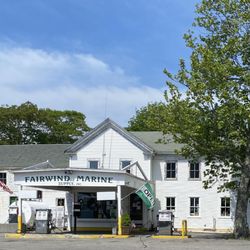 Fairwind Marine Supply - Quaint place to stop by for "full service" gas